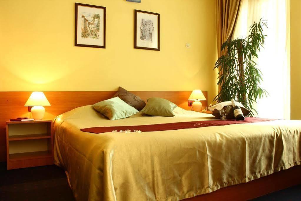 Hotel Pula Exterior photo